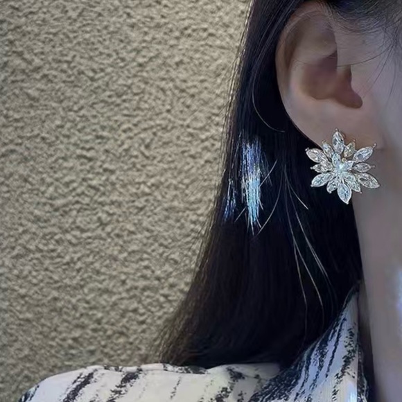 🌼 Sparkling Snowflake Stud Earrings Alloy With Rhinestones Christmas Earrings - Picture 2 of 3